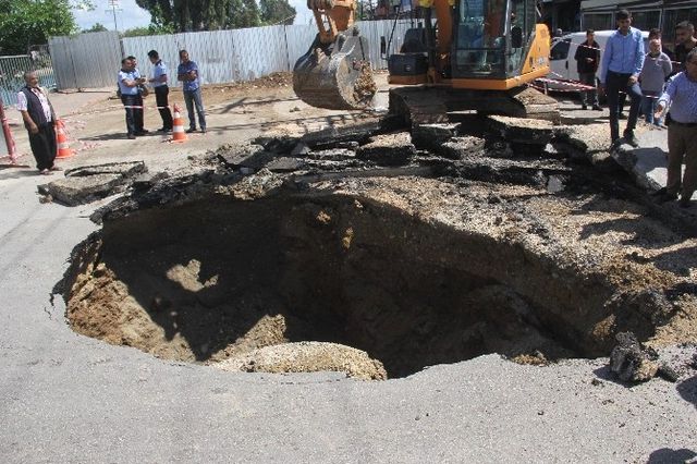 Sağanak Yağmur Nedeniyle Cadde Ortasında Dev Çukur Oluştu