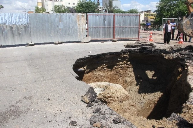 Sağanak Yağmur Nedeniyle Cadde Ortasında Dev Çukur Oluştu