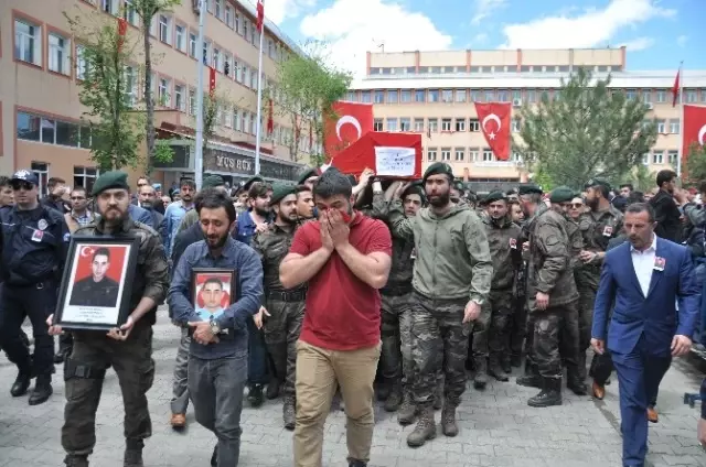 Muş Şehidini Uğurladı! Özel Harekat Üniforması Giyen Yakınları Ayakta Durmakta Güçlük Çekti