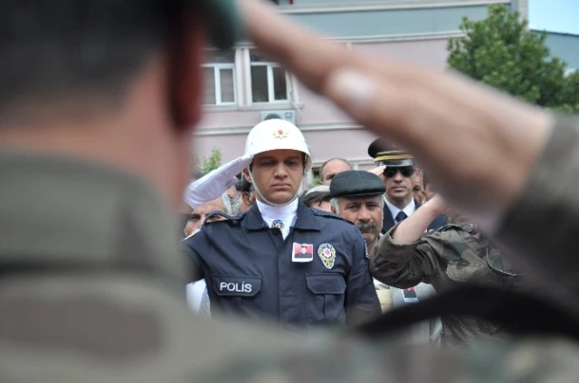 Muş Şehidini Uğurladı! Özel Harekat Üniforması Giyen Yakınları Ayakta Durmakta Güçlük Çekti