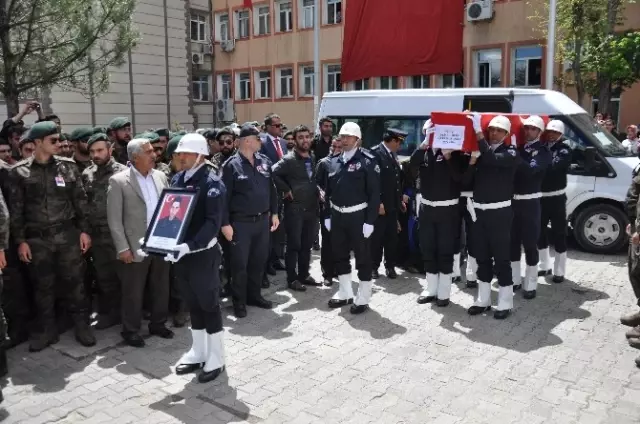 Muş Şehidini Uğurladı! Özel Harekat Üniforması Giyen Yakınları Ayakta Durmakta Güçlük Çekti