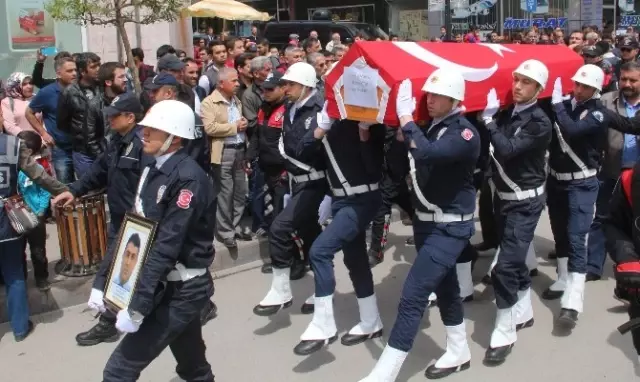 Şehidi, 4 Yaşındaki Kızı Öperek Uğurladı