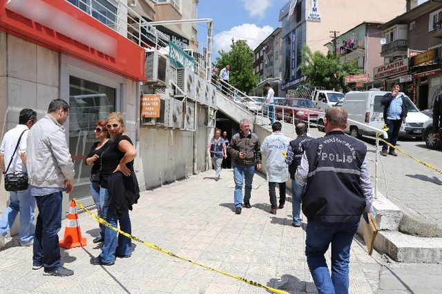 Duvarı Delerek Banka Soymaya Kalkan Hırsızlar Yakayı Ele Verdi