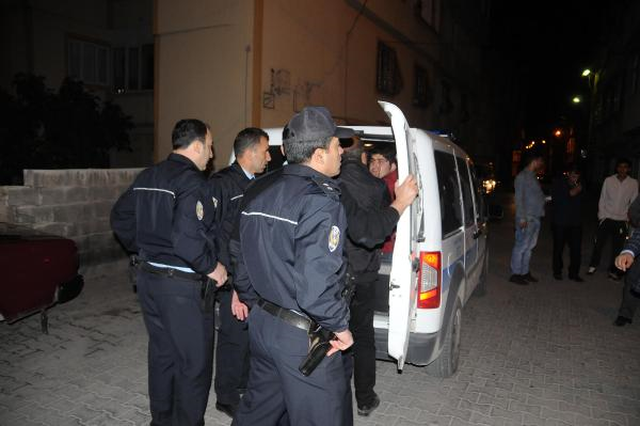 Polisi Dövüp Tabancasını Alıp Kaçan 3 Kişi Yakalandı