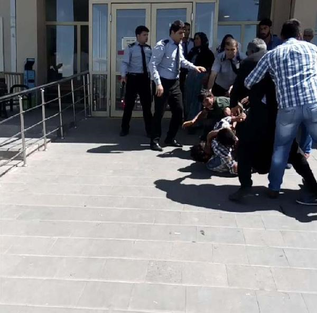 Husumetli Ailelerin Mahalledeki Kavgası Hastanede Sürdü