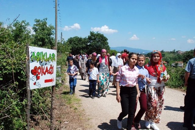 İzdivaç Programı Gibi Sokak! Gün Boyu Kısmet Arıyorlar