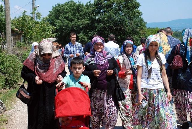 İzdivaç Programı Gibi Sokak! Gün Boyu Kısmet Arıyorlar