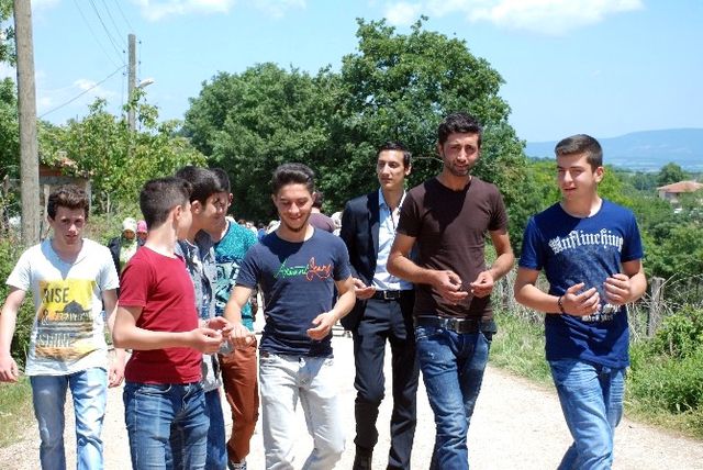 İzdivaç Programı Gibi Sokak! Gün Boyu Kısmet Arıyorlar
