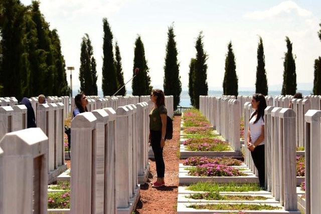 Çanakkale'deki Şehitliklerde Özçekim Tutkusu