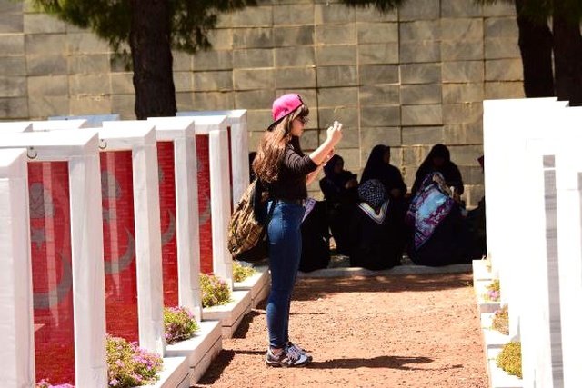 Çanakkale'deki Şehitliklerde Özçekim Tutkusu