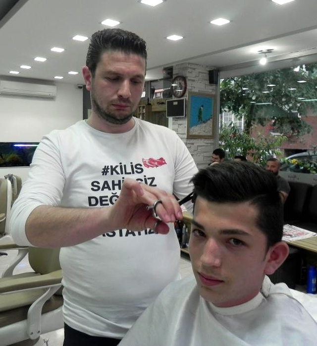 Derbide Sahaya Giren Kuaföre Destek Yağıyor