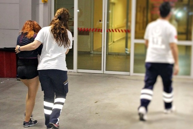 Genç Kadını Dövüp Yarı Çıplak Şekilde Sokağa Attılar
