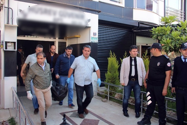 Hukuk Bürosunda Kızını Öldürdü, Eşini de Ağır Yaraladı