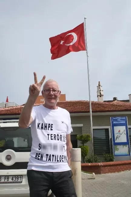 İngiliz Turist Tişörtüne Yazdığı Sözlerle Teröre Meydan Okudu