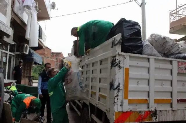 Çöp Evin Sahibi Temizlik İşçilerine Para Saçtı! 