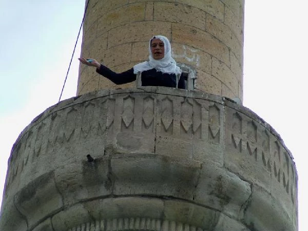 Bıçakla Minareye Çıkan Kadın İntihara Kalkıştı