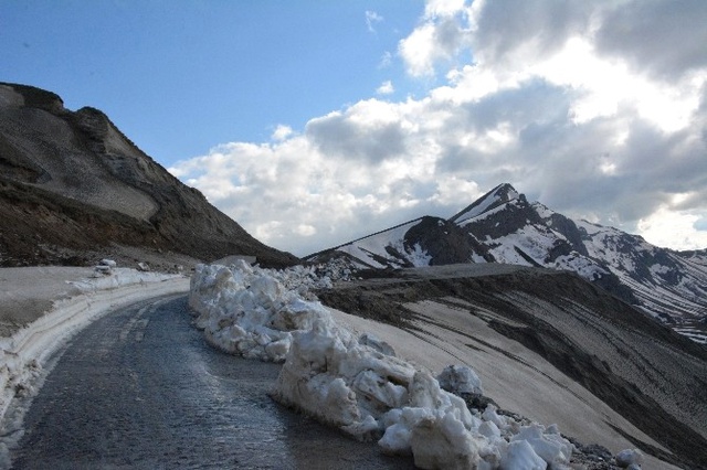 Bitlis'te Kar Kalınlığı 5 Metreyi Buluyor