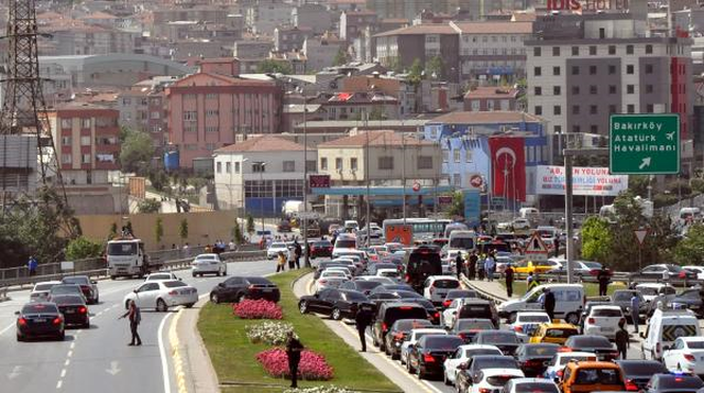 Erdoğan'ın Düğününe Yetişmek İsteyenler Refüjden Geçti