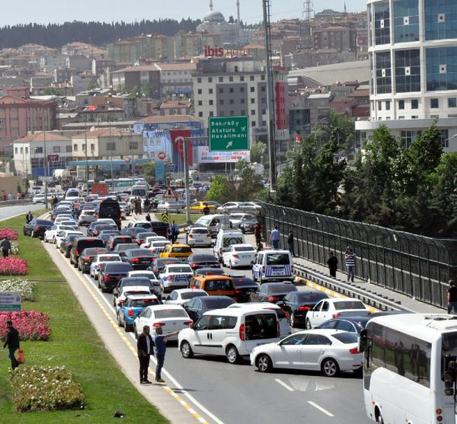 Erdoğan'ın Düğününe Yetişmek İsteyenler Refüjden Geçti