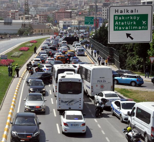 Erdoğan'ın Düğününe Yetişmek İsteyenler Refüjden Geçti