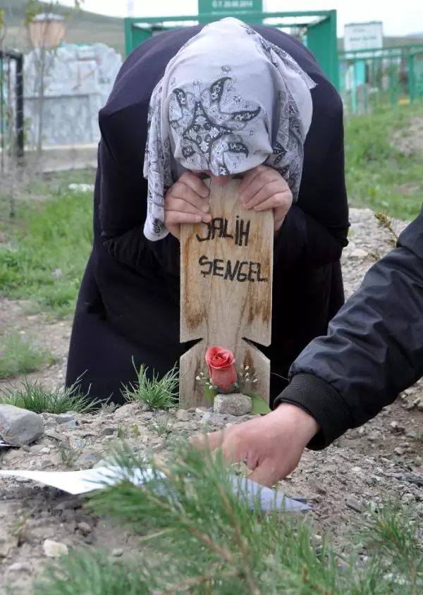 Acılı Anne, Mahkeme Kararını Eşi ile Kızının Mezarına Götürdü