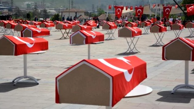 Karabük'te Türk Bayrağına Sarılı 150 Tabut, Görenleri Şaşkına Çevirdi