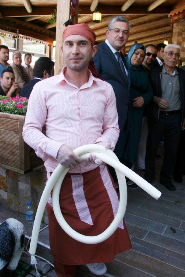 Açılışta Kurdele Yerine Peynir Kestiler