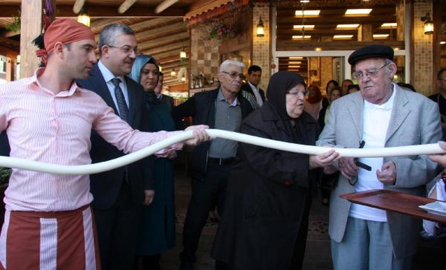 Açılışta Kurdele Yerine Peynir Kestiler