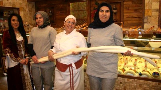 Açılışta Kurdele Yerine Peynir Kestiler