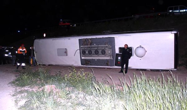 Yolcu Otobüsü Şarampole Yuvarlandı: 30 Yaralı