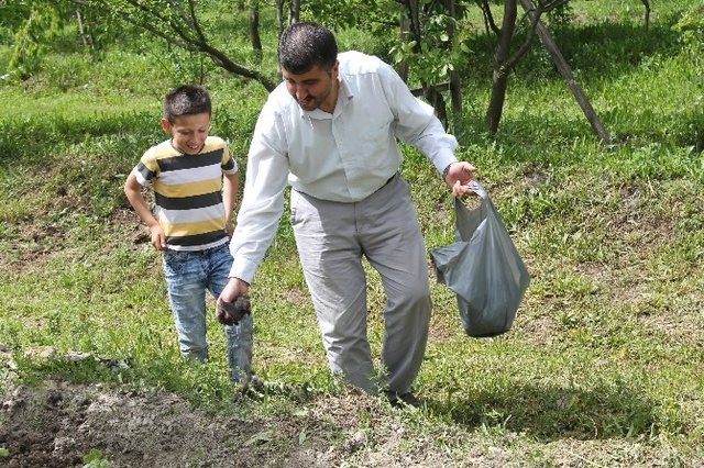 Bağ ve Bahçelerini Domuzdan Korumak İsteyen Berber, Saç Kullanıyor