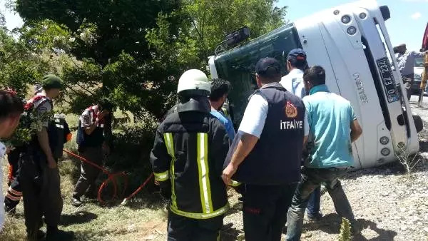 Üniversite Öğrencileri Taşıyan Midibüs Devrildi: 1 Ölü 19 Yaralı