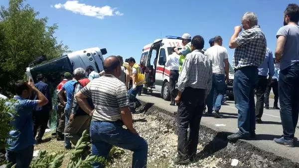 Üniversite Öğrencileri Taşıyan Midibüs Devrildi: 1 Ölü 19 Yaralı