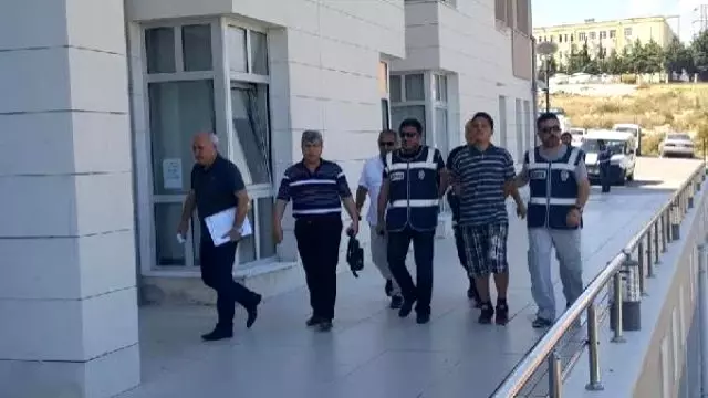 Annesini Öldürüp Başını Kapıya Asan Şizofren Genç Tutuklandı
