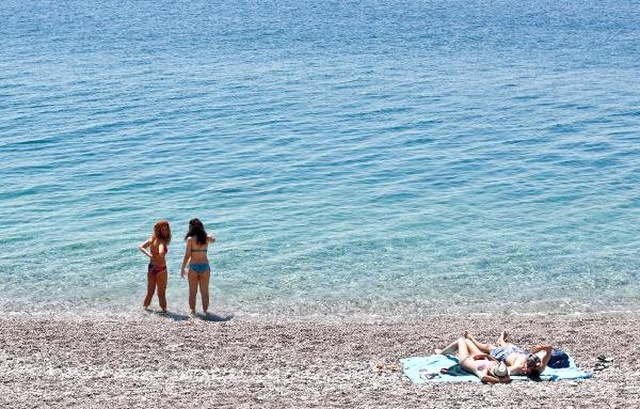 Antalya'da Tatilciler Denize Girdi