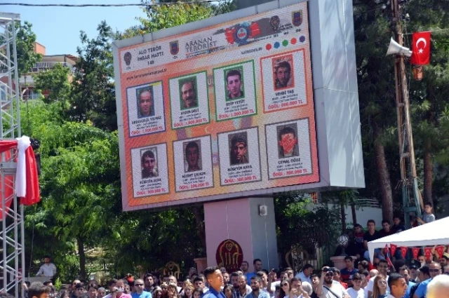 19 Mayıs Törenlerinde Led Ekrana Aranan Teröristlerin Fotoğrafları Yansıtıldı