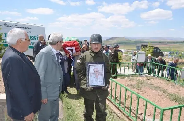 Kore Gazisi'ne Koli Bantlı Uğurlama Tepki Çekti