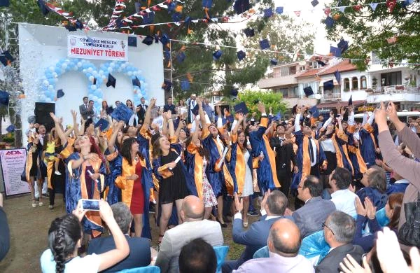 Köyceğiz'de Gelenek Değişmedi, <a class='keyword-sd' href='/gole/' title='Göle'>Göle</a> 'Öğrenci' Çaldılar