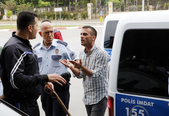 Kendisinden Şüphelenen Polise Bıçakla Saldırdı