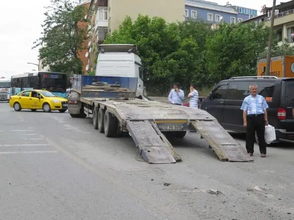 TIR'ın Dorsesinden Kayan Beton Pompası Ortalığı Savaş Alanına Çevirdi