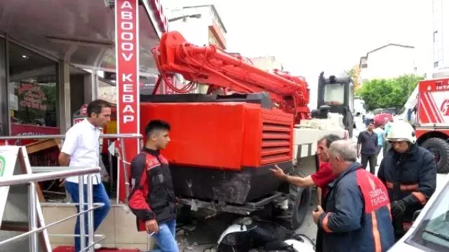 TIR'ın Dorsesinden Kayan Beton Pompası Ortalığı Savaş Alanına Çevirdi