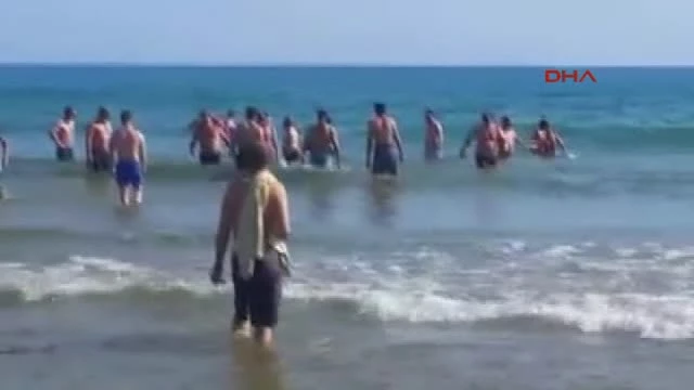 Antalya'da Uyarılara Rağmen Denize Giren 6 Kişi Halatla Kurtarıldı