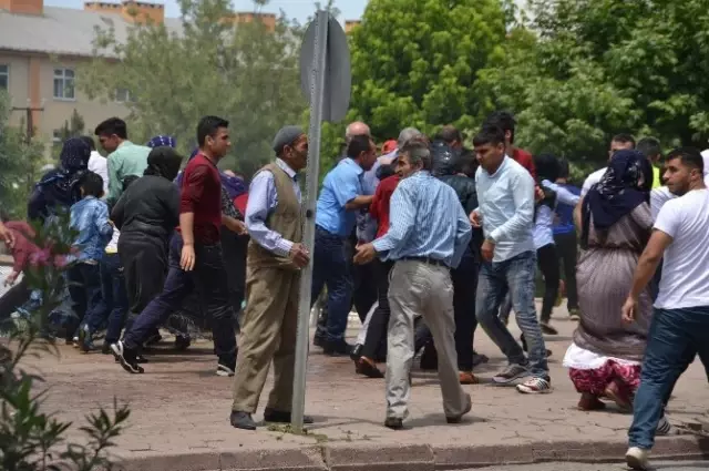 Dokunulmazlık Protestosuna Müdahale! Polis ve HDP'li Vekil Birbirine Girdi