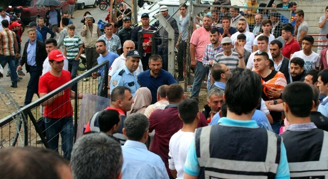 Arena Ringe Dönüştü, Yüzlerce Kişi Birbirine Girdi