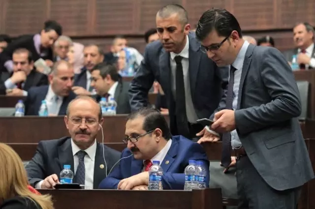 Milletvekilleri Yeni Kabineyi Cep Telefonlarından Takip Etti