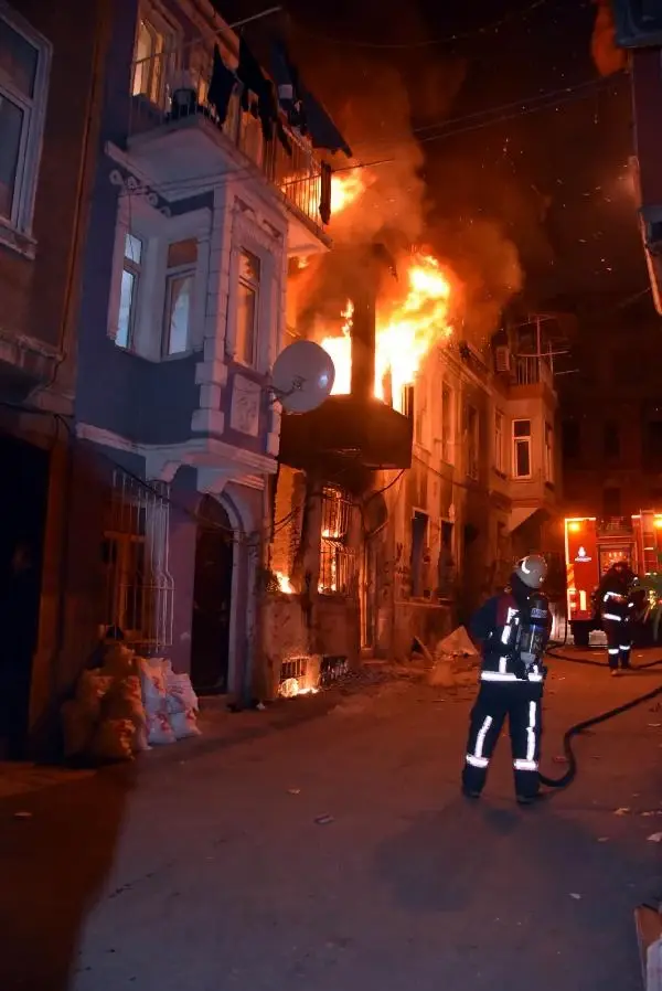 Beyoğlu'nda Korkutan Yangın