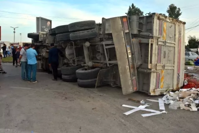 Antalya'da Sebze Yüklü TIR Devrildi: 20 Ton Sebze Yola Saçıldı