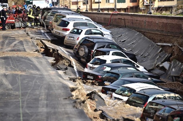 İtalya'da Yol Çöktü, 20 Araç İçine Düştü