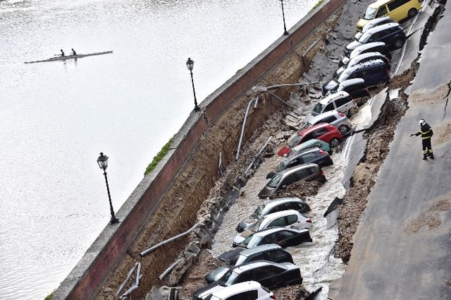 İtalya'da Yol Çöktü, 20 Araç İçine Düştü