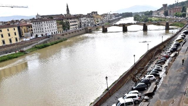İtalya'da Yol Çöktü, 20 Araç İçine Düştü